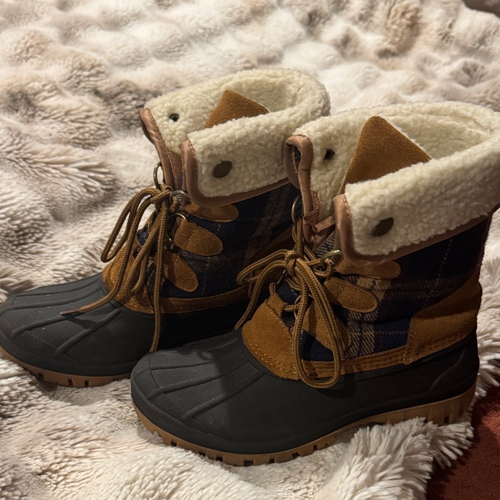 Women’s fur lined Brown and Black Winter Boots - Picture 4 of 9
